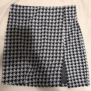 Fashion Nova Houndstooth Mini Skirt with Front Slit - Black & White, Size Small